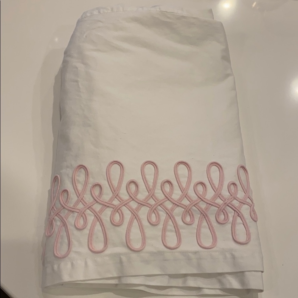 Crib skirt